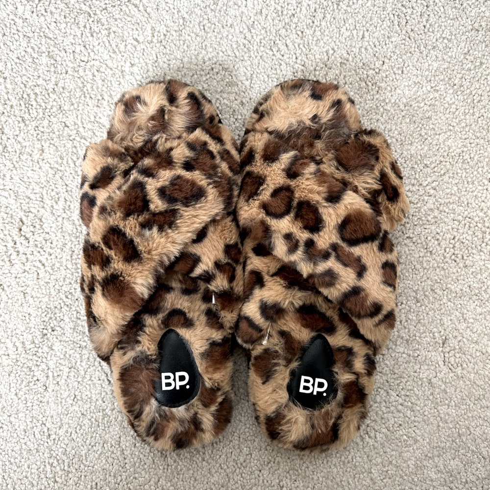 Womens leopard slippers